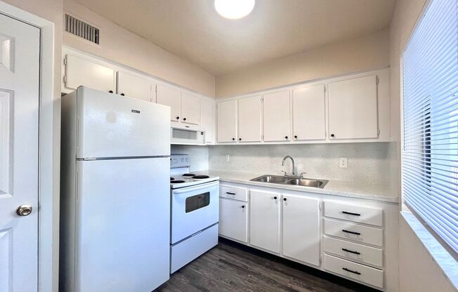 2 beds, 1 bath, 900 sqft, $1,899, Unit 450-203