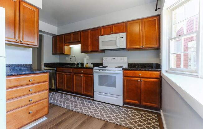Move in ready 3 bedroom 2.5 Bath in Gaithersburg!