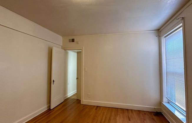 2 beds, 1 bath, $850, Unit 210