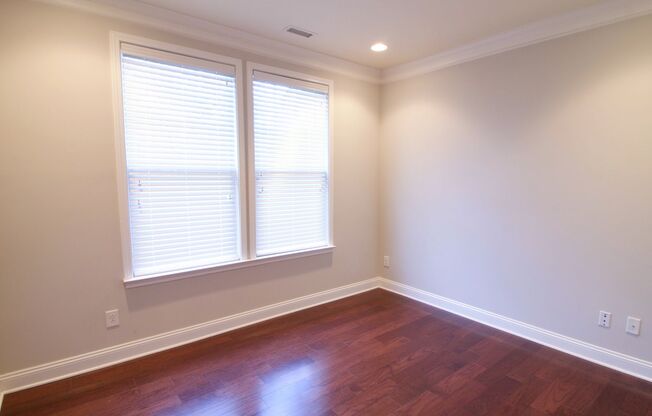 Breathtaking 2 Bd/2.5 Baths End-Unit Townhome in Popular Twin Lakes!
