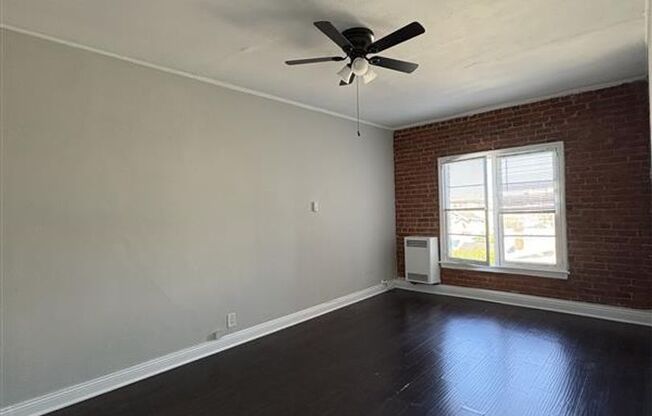 Studio, 1 bath, 400 sqft, $1,300, Unit Unit 404