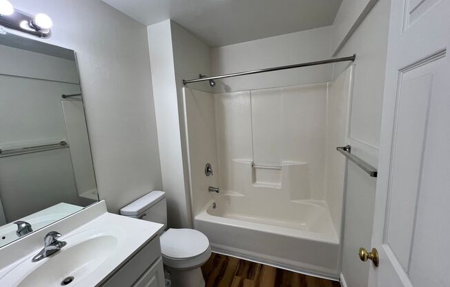 2 beds, 1 bath, 927 sqft, $1,900, Unit 724