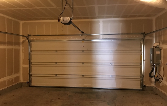 ONE MONTH FREE OF RENT!! Well Maintained, High Ceilings, Bonus Room, Great Location!