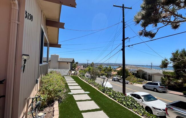 4 Bedroom 2.5 Bathroom Home, Newly renovated Modern finishes Bay and ocean water views Open layout