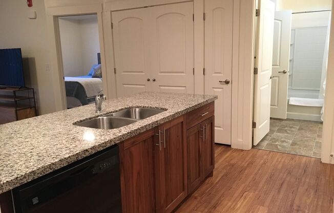 2 beds, 1 bath, 852 sqft, $1,400, Unit 404