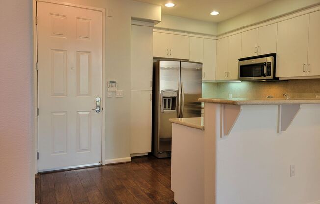 High End Condo on Top floor: High Ceilings- Hardwood floors- Gym- Dogs Welcome Only with Approval