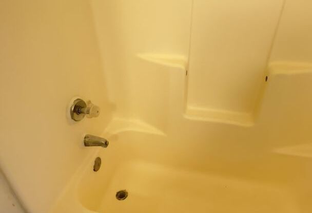 1 bed, 1 bath, 640 sqft, $875, Unit 230