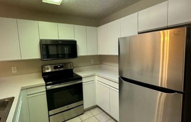 Lovely 2 Bed, 2 Bath Condo in Karen Lakes