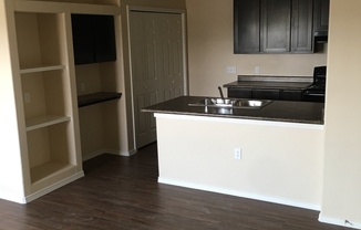 2 beds, 1 bath, 825 sqft, $900