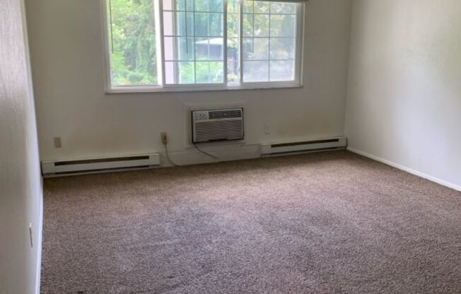 2 beds, 1 bath, $900, Unit 1600 Brooke Park Unit 6