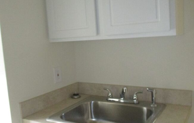 2 beds, 1 bath, $1,100, Unit 2A