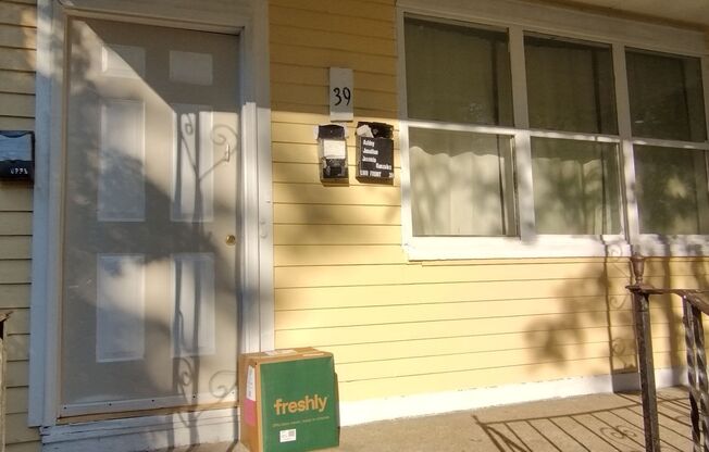 3 beds, 1 bath, $1,400, Unit 3