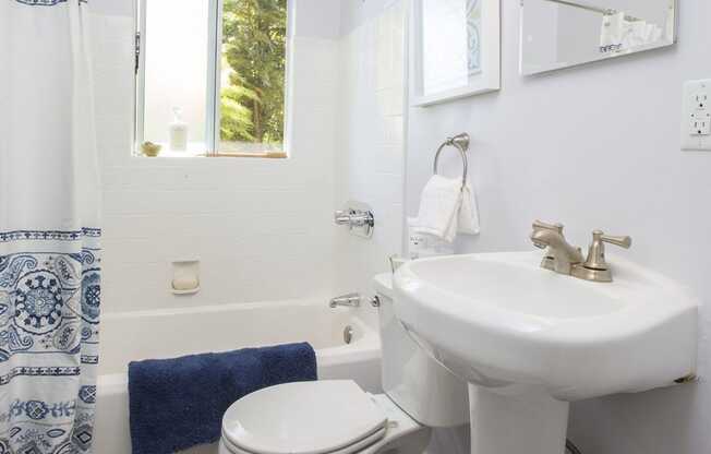 Marine View Apartments Model Bathroom