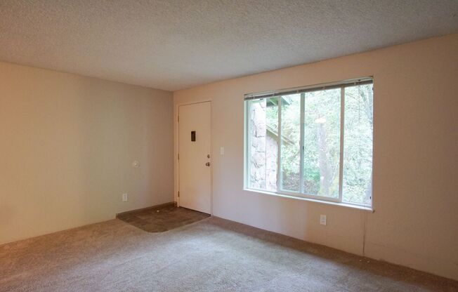 Classic 1 Bedroom Surrounded by Tall Trees! Just Blocks from Popular Multnomah Village!