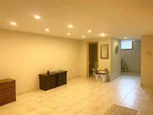 2 beds, 1 bath, 1,100 sqft, $2,300