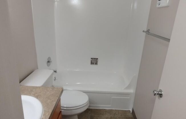 1 bed, 1 bath, 677 sqft, $1,400, Unit 033