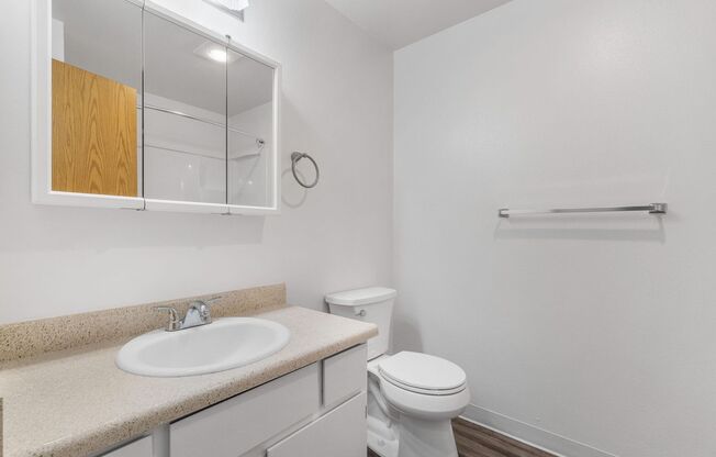 1 bed, 1 bath, 596 sqft, $1,300, Unit L-103