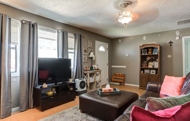 3 beds, 1 bath, $1,100