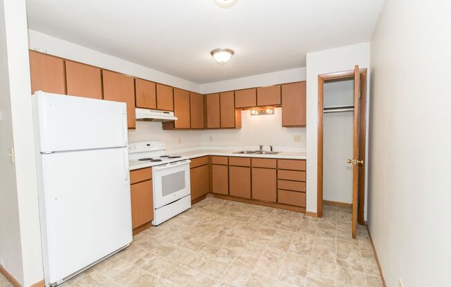 2 beds, 1 bath, 1,000 sqft, $1,195, Unit 215H-37