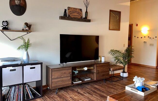 2 beds, 1 bath, 864 sqft, $1,800, Unit 110