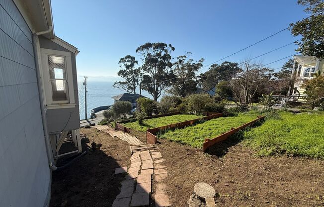 UNIQUE 2BD/1BA HOME WITH DETACHED BONUS ROOM WITH 1/2 BA., IN SAN QUENTIN VILLAGE-BAY VIEWS!