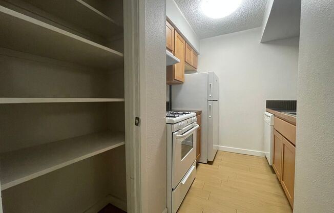 1 bed, 1 bath, 700 sqft, $999, Unit ELP2200-122