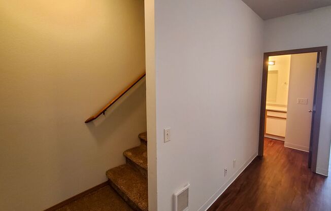 2 beds, 1.5 baths, 896 sqft, $1,495, Unit 660 LaSalle Street #1