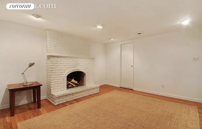 251 W 21 ST