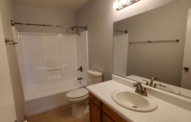 2 beds, 1 bath, $1,550, Unit 05