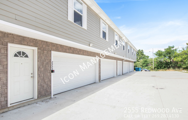 2555 REDWOOD AVE