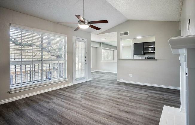 Lavish - Livingroom (2nd floor)