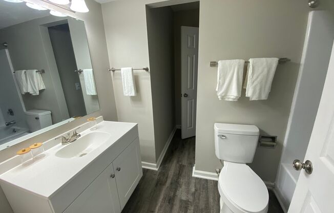 2 beds, 1.5 baths, 890 sqft, $1,240, Unit 2