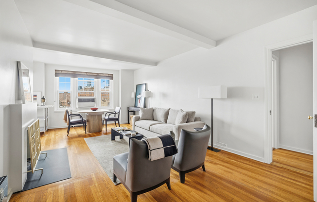 302 W 12 ST
