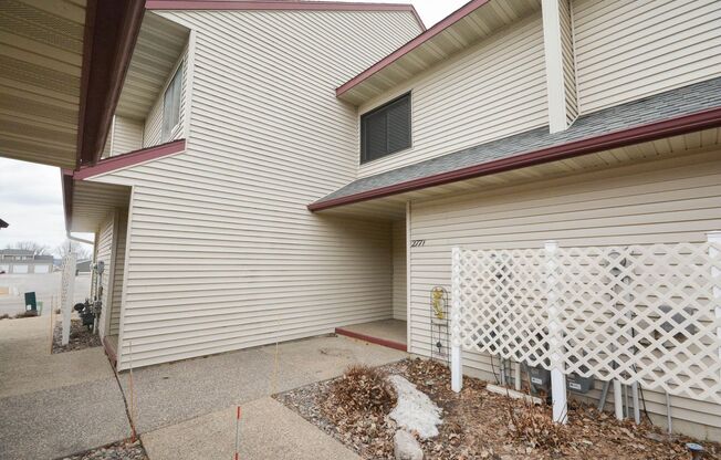 Quiet townhouse in excellent location near tons of new shopping & dining options!