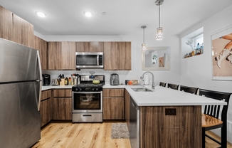 211 W 9 ST
