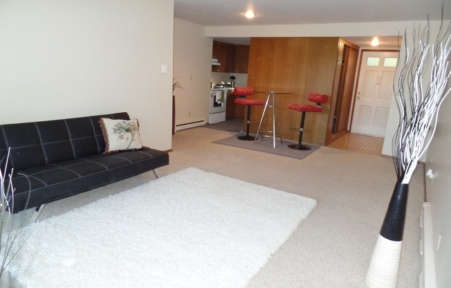 1 bed, 1 bath, 670 sqft, $1,050, Unit 202S