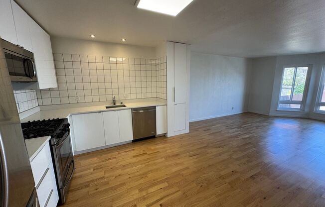 Bright 2BR/2BA Condo in Prime Richmond District—In unit laundry & Private Deck