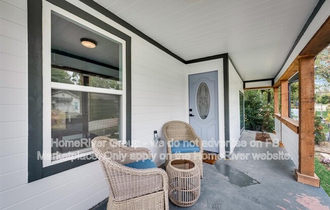 1124 E 11 ST