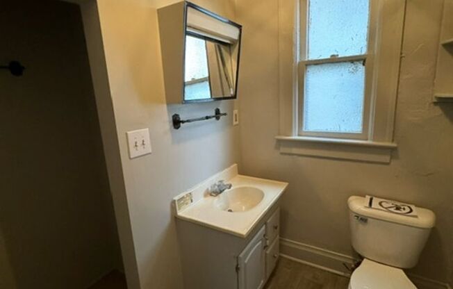 3 beds, 1 bath, $889, Unit Apt #1