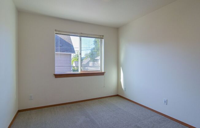 3 beds, 2 baths, $2,400, Unit 209