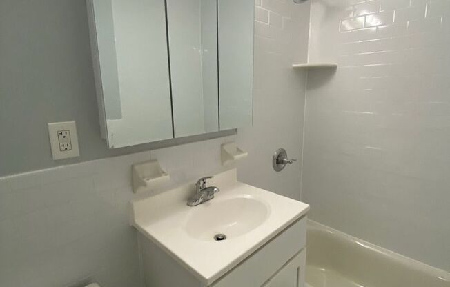 1 bed, 1 bath, $2,400, Unit 3I