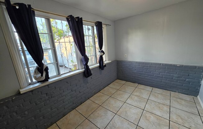 1318 W 119 ST