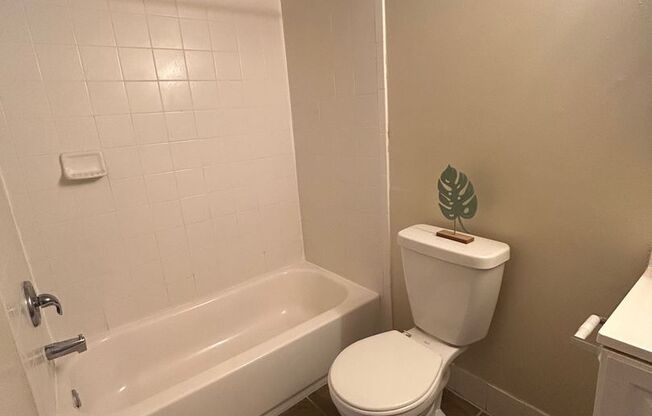 1 bed, 1 bath, 625 sqft, $1,250, Unit F06