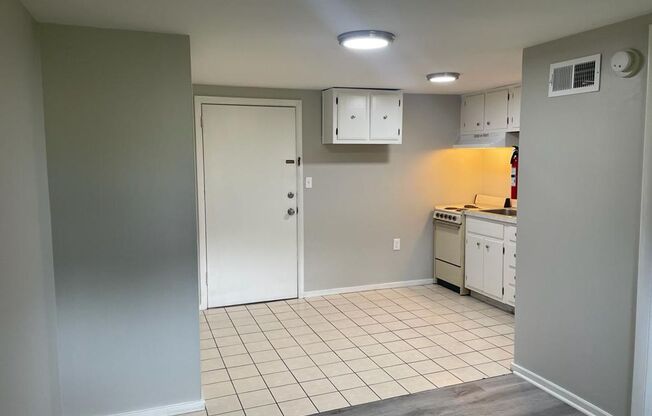 Studio, 1 bath, 700 sqft, $850, Unit A4