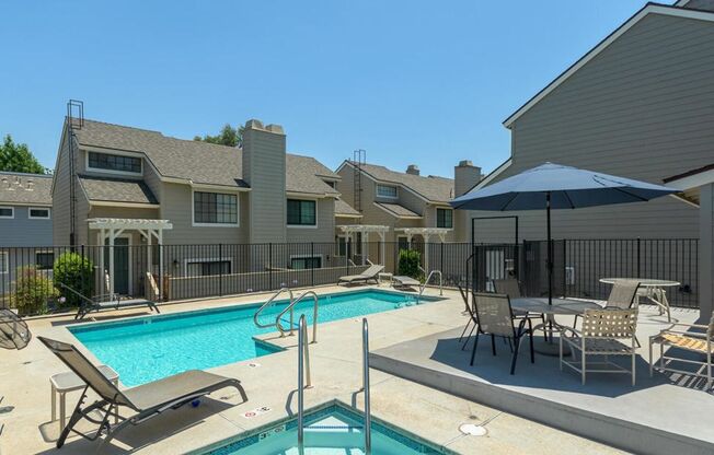 Beautiful 3 Bedroom, 2.5 Bathroom Townhouse in Pasadena. AC, Laundry, Pool, Garage!