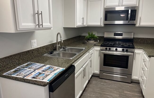 2 beds, 1 bath, 890 sqft, $2,710, Unit 0043