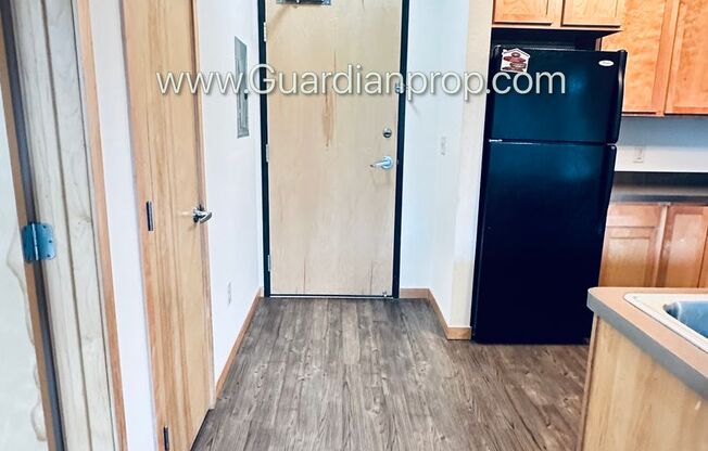 Marcy Holmes/Dinkytown 2nd Floor, 2 Primary Baths, Dishwasher, 1 Parking Space, 1 Month Free