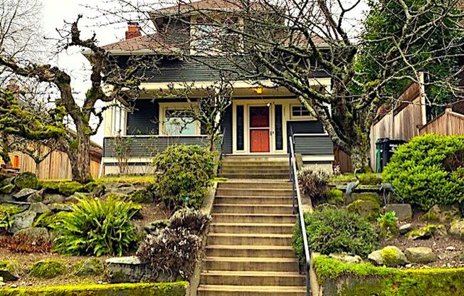 Beautiful 3-Bedroom Craftsman in Wallingford