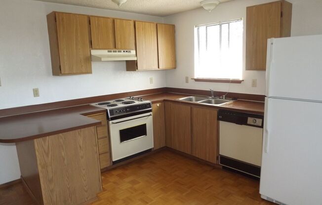 Nice 2 Bedroom Upper Unit In 4-PLex!