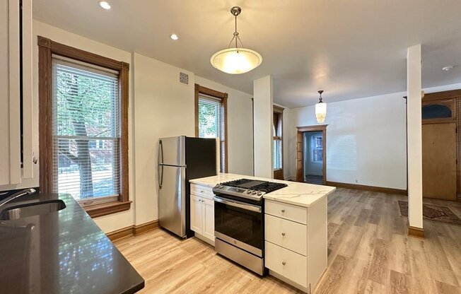 3559 N ASHLAND